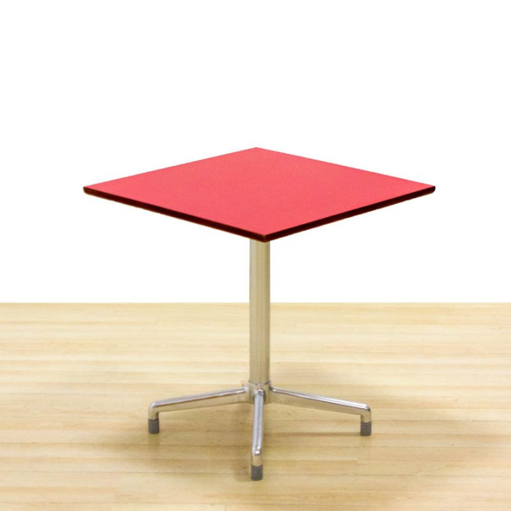 Mesa de reunião Mod. CUADRO. Tampa em madeira vermelha. Base metálica.