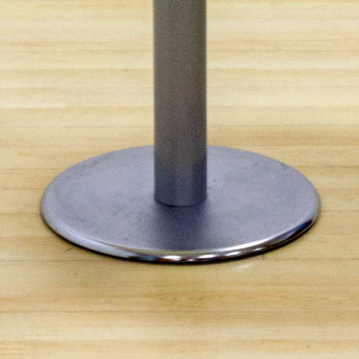 Mesa auxiliar Mod. SANOR. Tapa fabricada en cristal. Peana metálica.