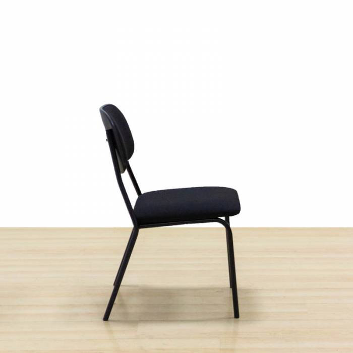 Cadeira de visitantes Mod. BANSO. Reestofado em tecido preto novo. Empilhável.