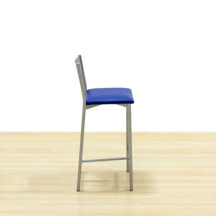 Banqueta Mod. PRESET. Fabricado em metal com encosto. Assento estofado em azul. - vista 3