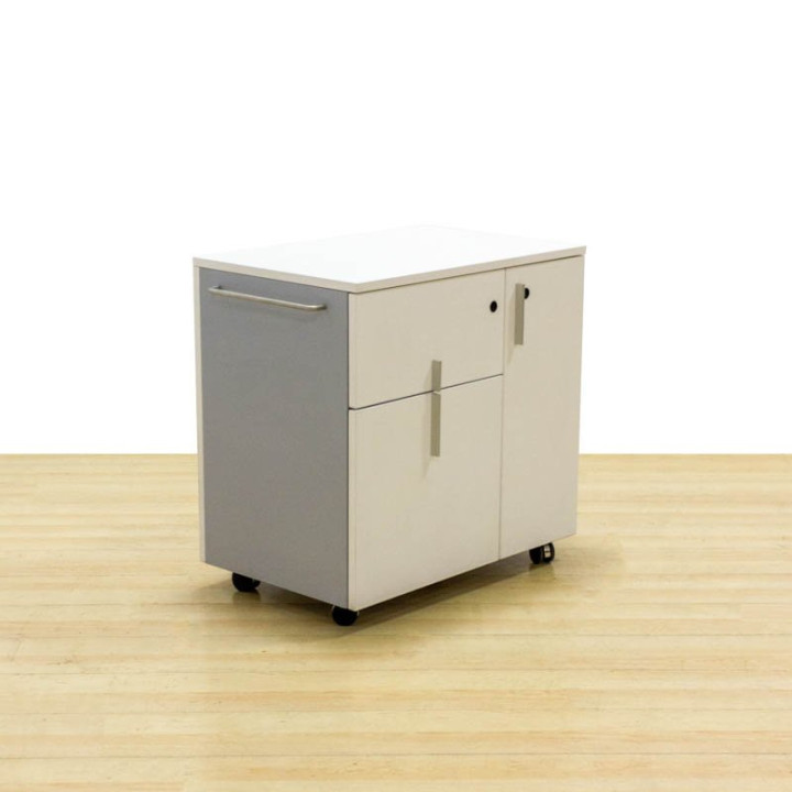 Armário baixo móvel Mod COMBI2. Fabricado em madeira branca e cinzenta. Com rodas.