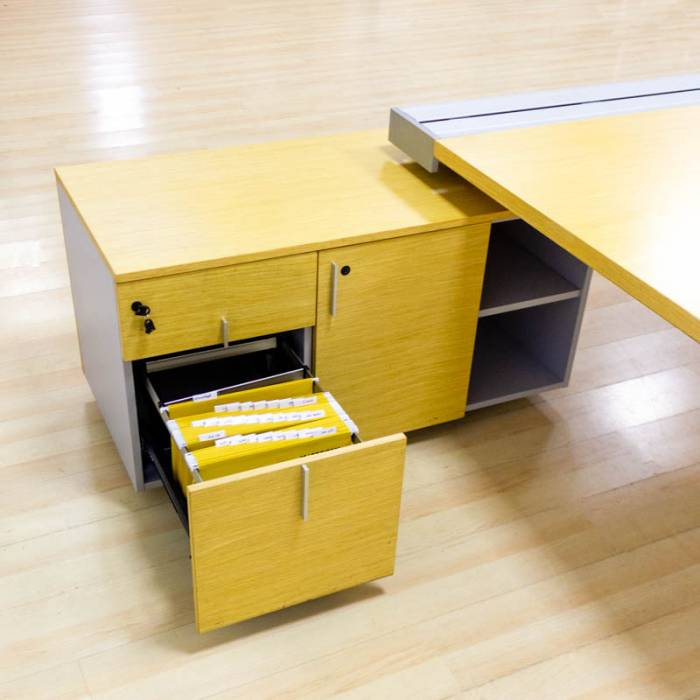 Conjunto de escritório Mod. TRIME. Feito de madeira com acabamento de bordo. Arquivo e mesa estruturais.