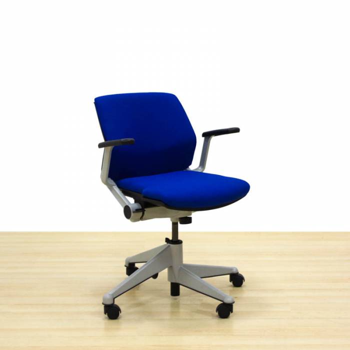Cadeira de trabalho STEELCASE Mod. KART NESTING. Reestofado em uma nova cor de tecido à sua escolha. Dobrando.