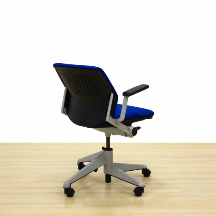 Cadeira de trabalho STEELCASE Mod. KART NESTING. Reestofado em uma nova cor de tecido à sua escolha. Dobrando.