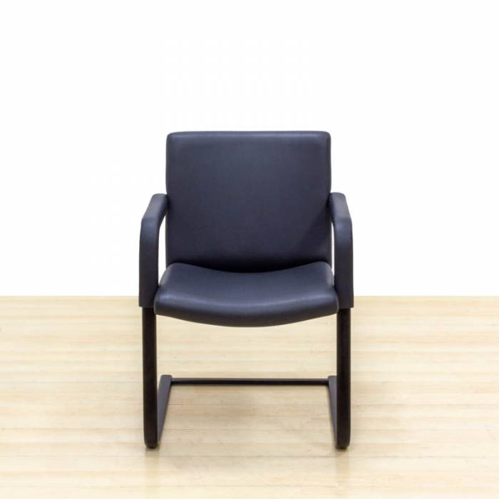 Cadeira do visitante KRON Mod. EXTRA. Estofado em imitação de couro preto. Base de skate.