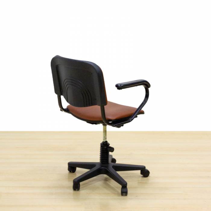 Cadeira de trabalho Mod. CLASSIC. Reestofado em couro marrom. Base giratória.