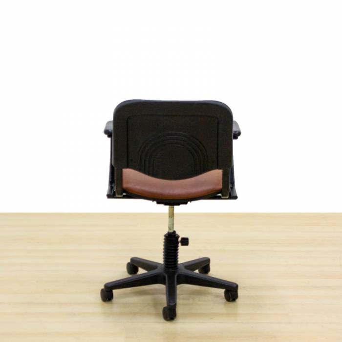 Cadeira de trabalho Mod. CLASSIC. Reestofado em couro marrom. Base giratória.