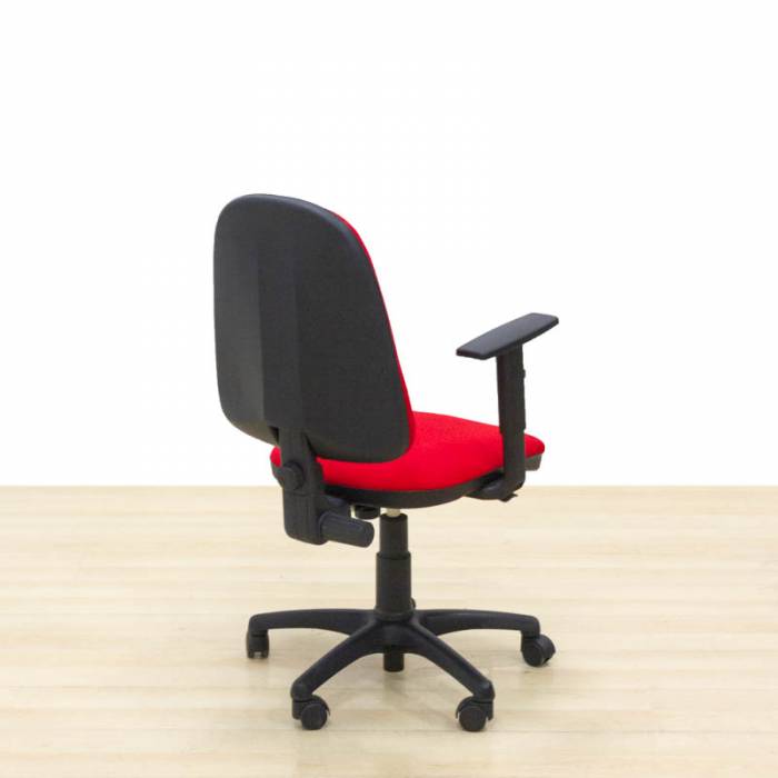 Cadeira de trabalho Mod. VARDEO. Assento e encosto reestofados em tecido vermelho.