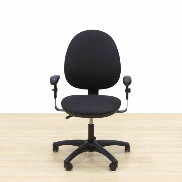 Cadeira de trabalho Mod. CHILOE. Assento e encosto reestofados em tecido preto.