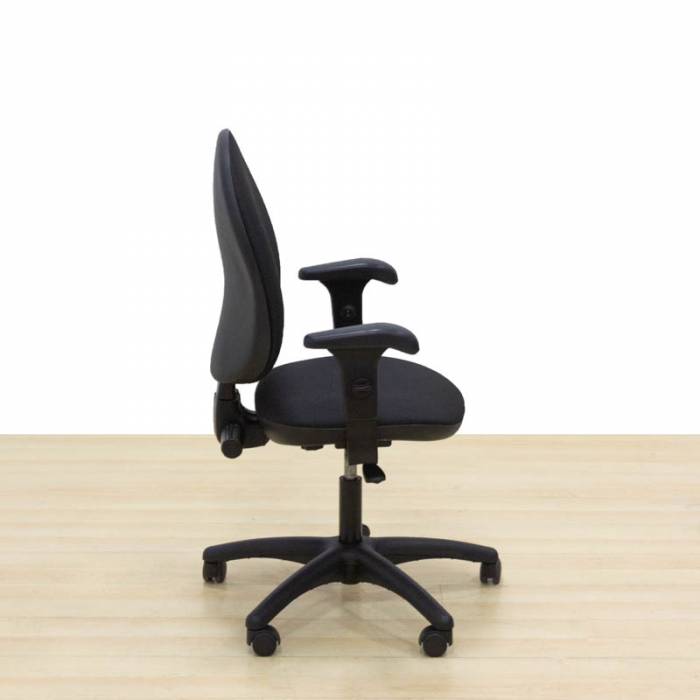 Cadeira de trabalho Mod. CHILOE. Assento e encosto reestofados em tecido preto.