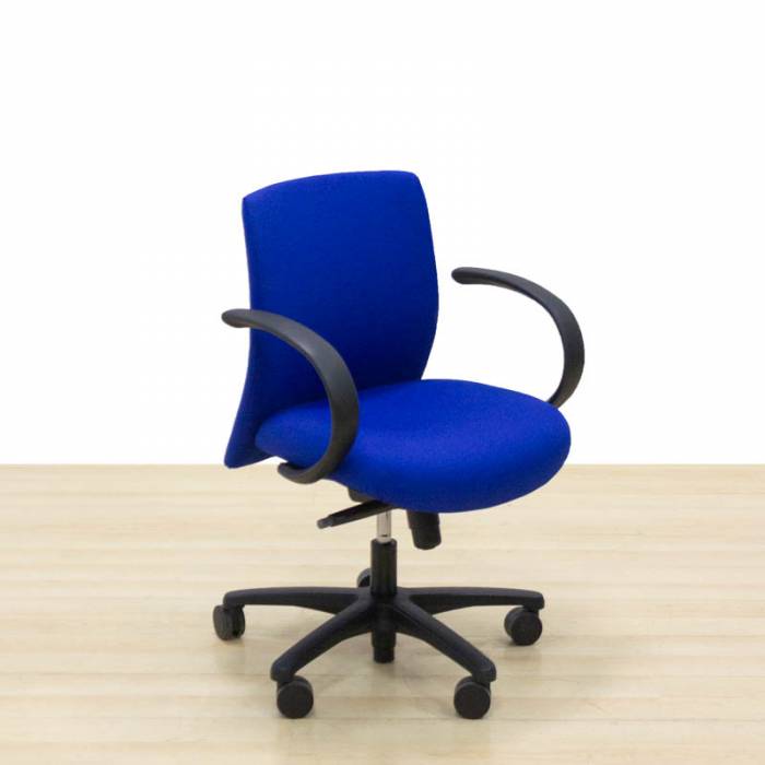 Cadeira de trabalho Mod. MAYO. Assento e encosto reestofados em tecido azul.