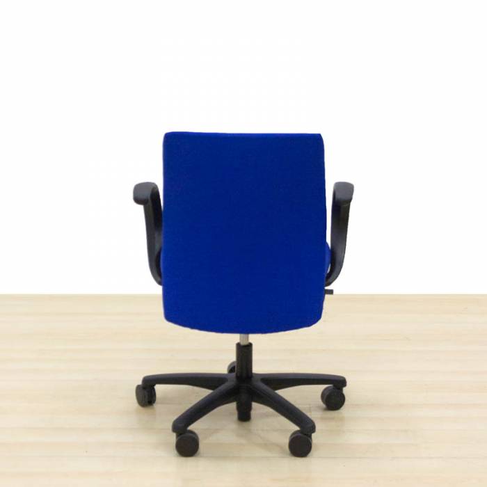 Cadeira de trabalho Mod. MAYO. Assento e encosto reestofados em tecido azul.
