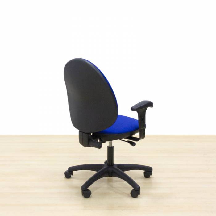 Cadeira de trabalho Mod. PRESENT. Assento e encosto reestofados em tecido azul.
