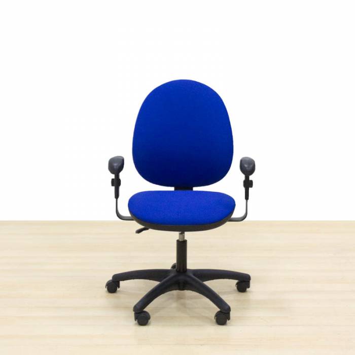 Cadeira de trabalho Mod. PRESENT. Assento e encosto reestofados em tecido azul.