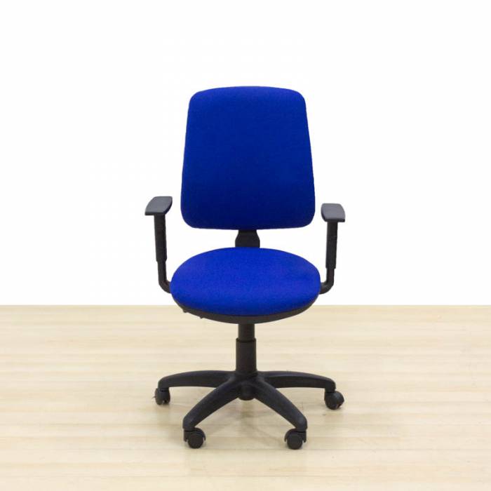 Cadeira de trabalho Mod. PALADA. Assento e encosto reestofados em tecido azul.
