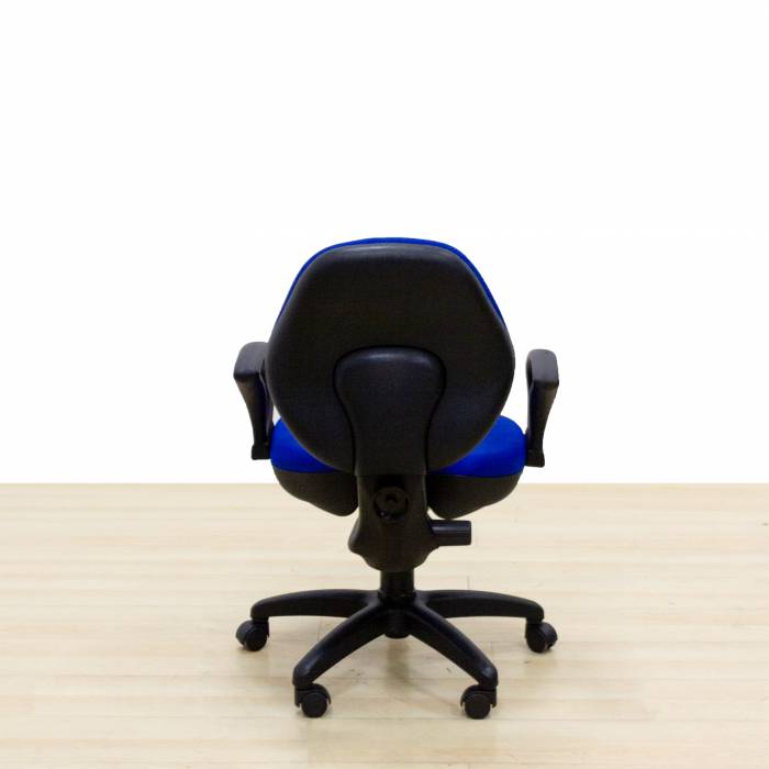 Cadeira de trabalho Mod. KUSACK. Assento e costas estofados em tecido preto.