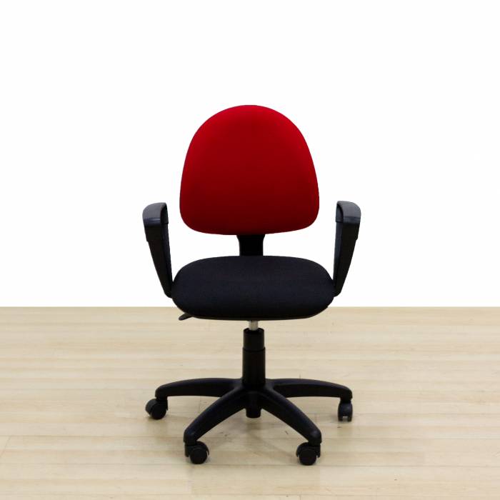 Cadeira de trabalho Mod. PRIPIA. Assento e encosto estofados em tecido preto e vermelho.