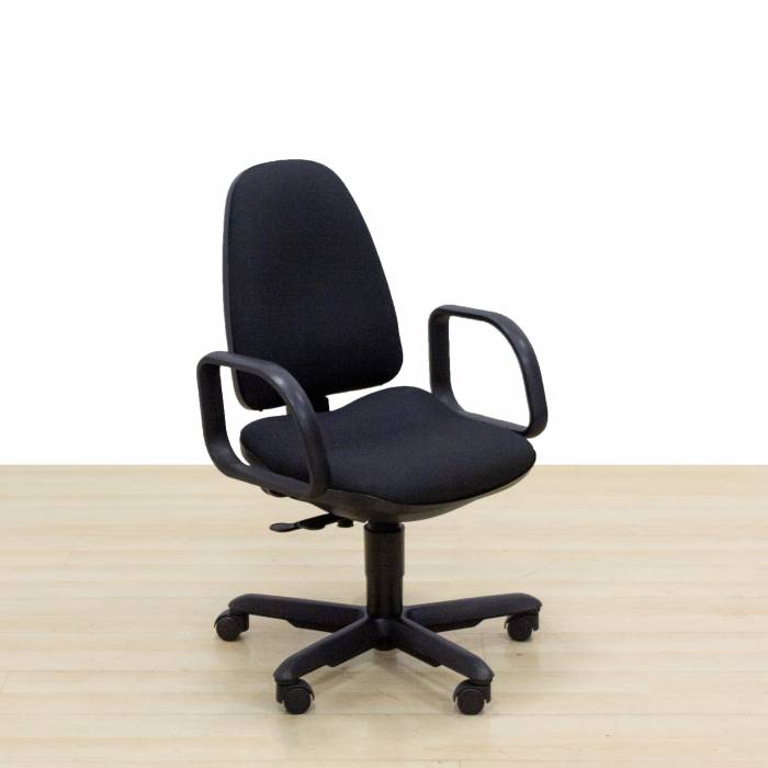Cadeira de trabalho Mod. REOTO. Assento e costas estofados em tecido preto.