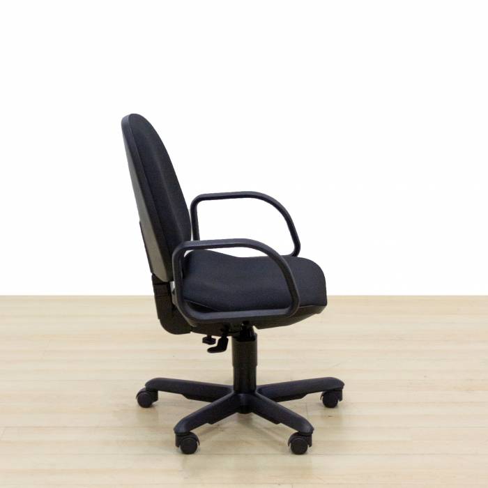 Cadeira de trabalho Mod. REOTO. Assento e costas estofados em tecido preto.