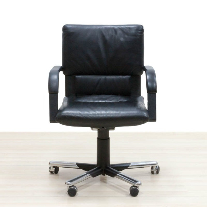 Cadeira Executiva VITRA Mod. SOFT, estofada em couro preto.