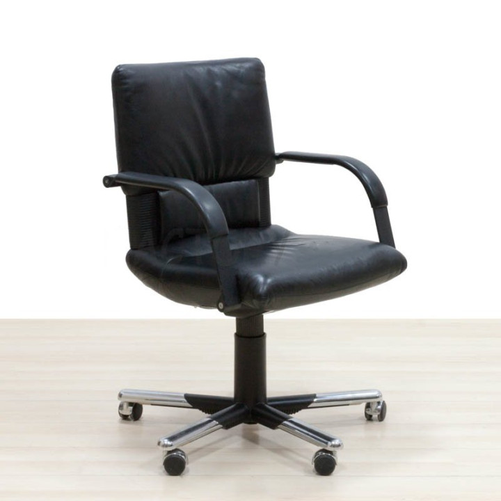 Cadeira Executiva VITRA Mod. SOFT, estofada em couro preto.