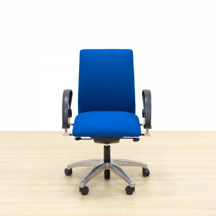 Cadeira de trabalho RODER Mod. MOORE. Reestofado em tecido azul novo. Base cromada.