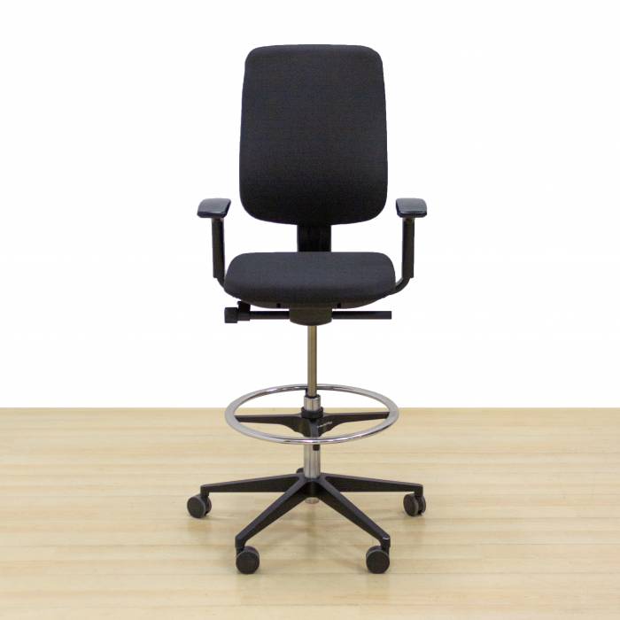 Cadeira de trabalho STEELCASE Mod. REPLAY. Versão de banquinho. Reestofado em tecido preto. Apoio para os pés..