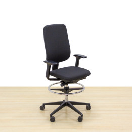Silla Operativa STEELCASE Mod. REPLY. Versión taburete. Retapizada en tejido color a negro. Reposapies.