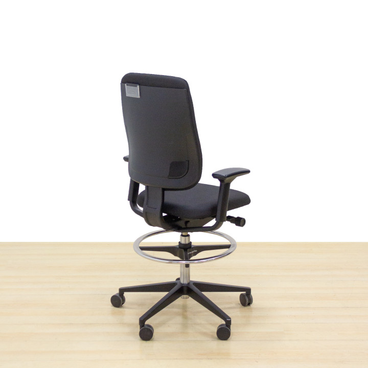 Cadeira de trabalho STEELCASE Mod. REPLAY. Versão de banquinho. Reestofado em tecido preto. Apoio para os pés..