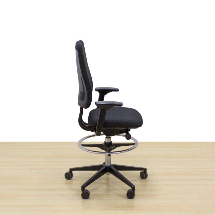 Cadeira de trabalho STEELCASE Mod. REPLAY. Versão de banquinho. Reestofado em tecido preto. Apoio para os pés..