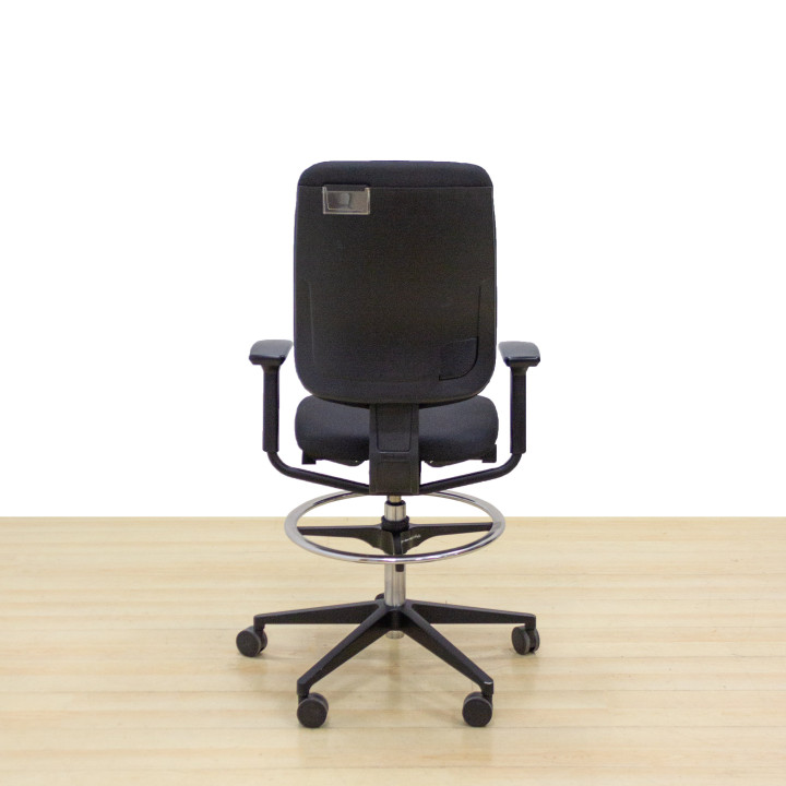 Cadeira de trabalho STEELCASE Mod. REPLAY. Versão de banquinho. Reestofado em tecido preto. Apoio para os pés..