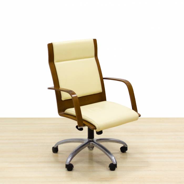 Cadeira executiva Mod. ASCENT. Estofado em couro sintético bege. Feito de madeira.