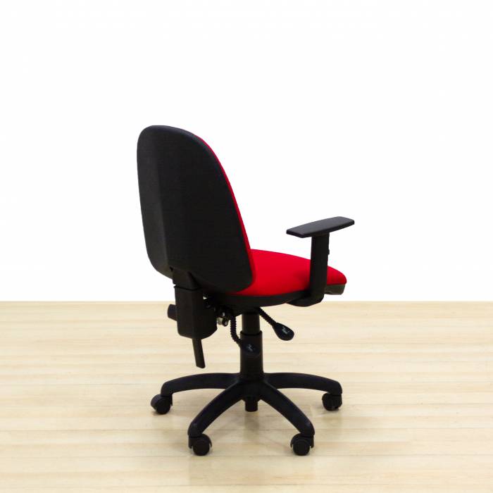 Cadeira de tarefas Mod. TAROMA. Assento e encosto estofados em tecido vermelho. Base giratória.