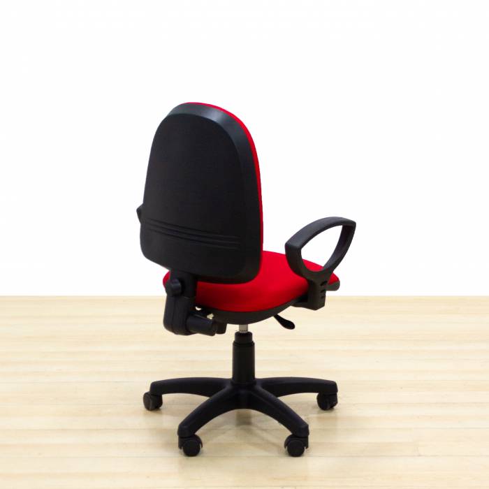 Cadeira de trabalho Mod. SANCO. Assento e encosto estofados em tecido vermelho. Base giratória.