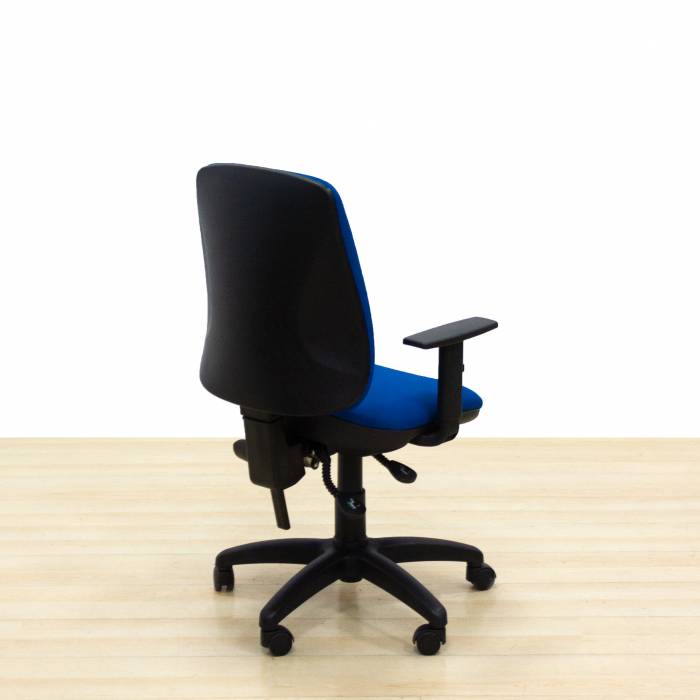 Cadeira de trabalho Mod. DESMON. Assento e encosto estofados em tecido azul. Base giratória.