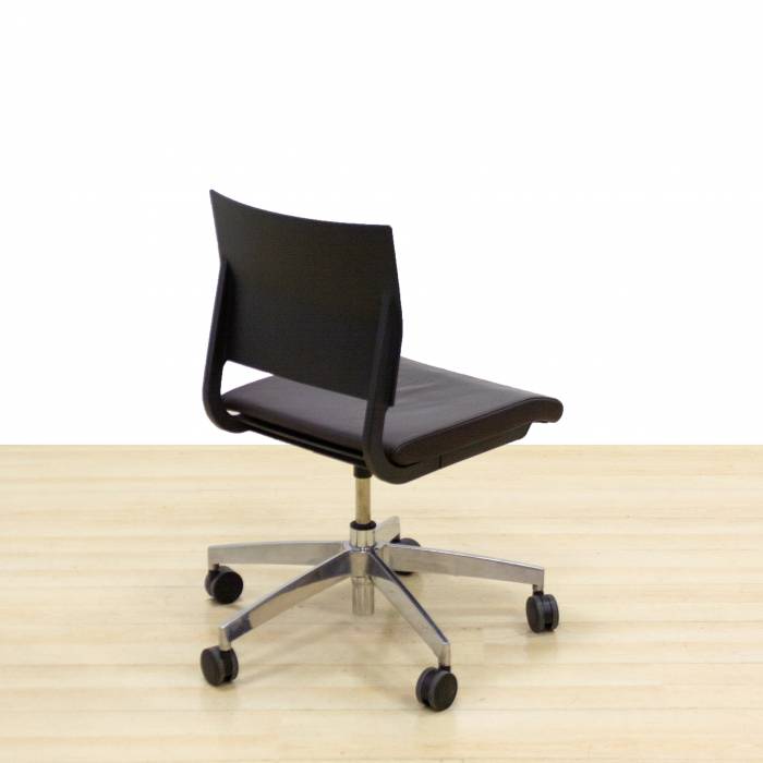Cadeira de trabalho PERMASA Mod. MAIDA2. Assento estofado em couro sintético preto. Base giratória.