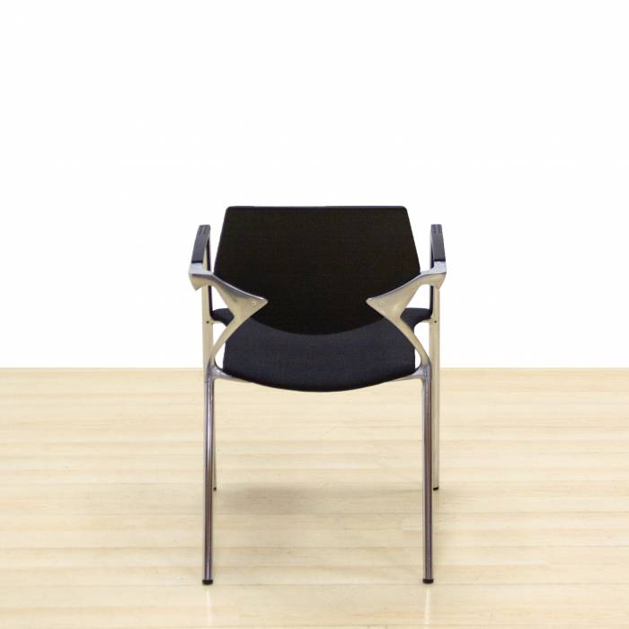 Cadeira de visitas Mod. SARA. Assento estofado em tecido preto novo. Estrutura metálica.