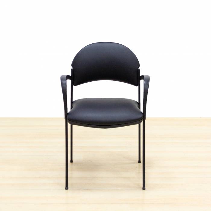 Cadeira para visitantes Mod. CLADE. Estofado em couro sintético preto. Estrutura metálica.