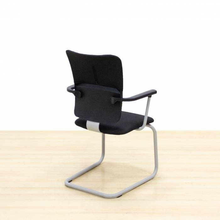 Cadeira de visita STEELCASE Mod. LET´S B. Reestofado em tecido preto novo. Base de patins.