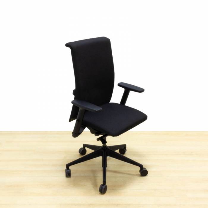 Cadeira de trabalho OFITA ​​Mod. PLAY. Estofado em tecido preto. Base giratória.