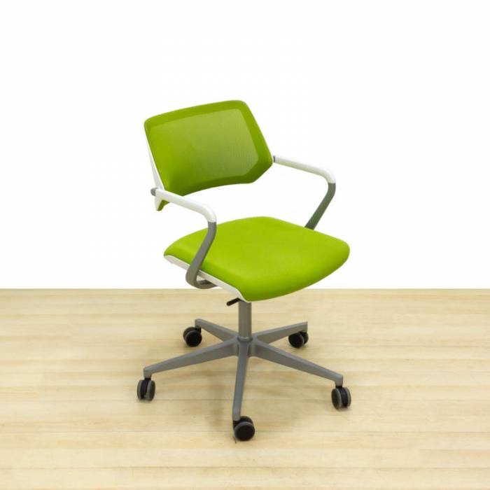 Cadeira de visita STEELCASE Mod. QIVI. Estofado em tecido verde. Com rodas.