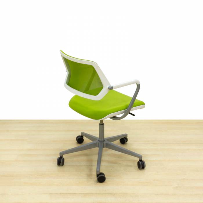 Cadeira de visita STEELCASE Mod. QIVI. Estofado em tecido verde. Com rodas.