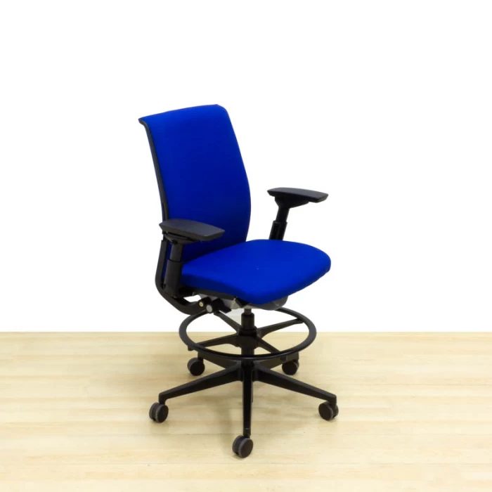 Cadeira operativa STEELCASE Mod. THINK. versão de banquinho. Estofado em tecido azul. Apoio para os pés.