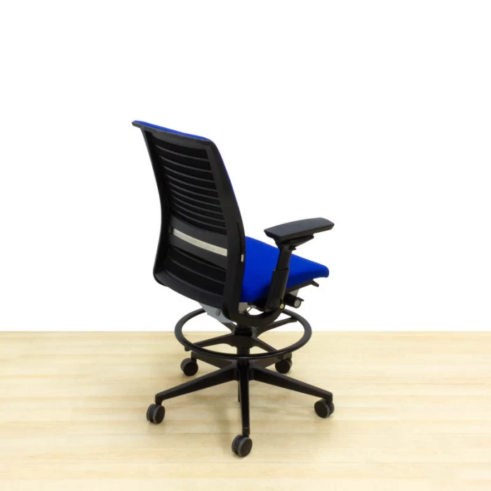 Cadeira operativa STEELCASE Mod. THINK. versão de banquinho. Estofado em tecido azul. Apoio para os pés.