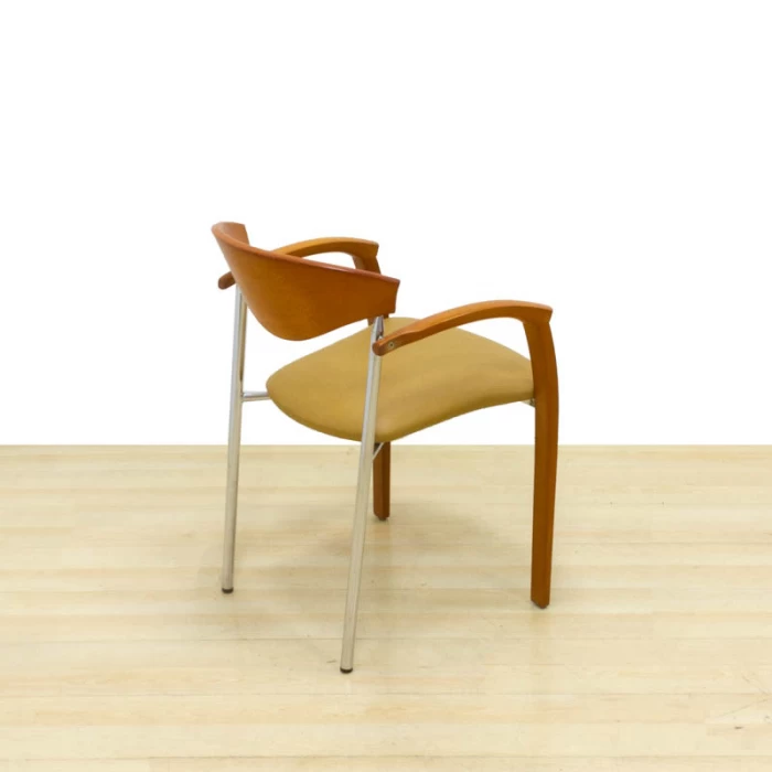 Cadeira de visita Mod. MAGO. Assento estofado em couro marrom. Estrutura de madeira e metal.