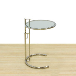 Mesa auxiliar Mod. TRISE. Fabricado em metal cromado e vidro. Altura ajustável.