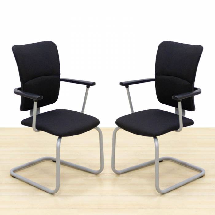 Cadeira de visita STEELCASE Mod. LET´S B. Reestofado em tecido preto novo. Base de patins.
