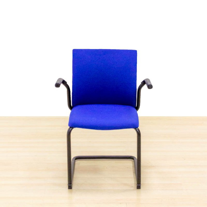 Cadeira para interlocutor STEELCASE Mod. THINK. Reestofado em tecido azul novo. Base de skate.