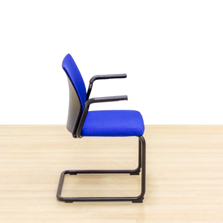 Cadeira para interlocutor STEELCASE Mod. THINK. Reestofado em tecido azul novo. Base de skate.