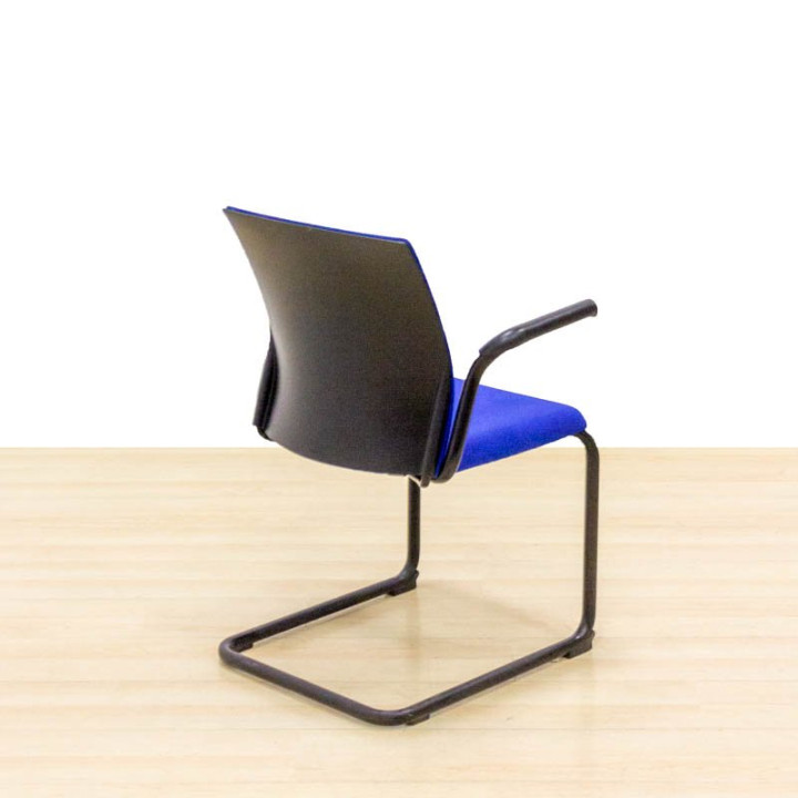 Cadeira para interlocutor STEELCASE Mod. THINK. Reestofado em tecido azul novo. Base de skate.